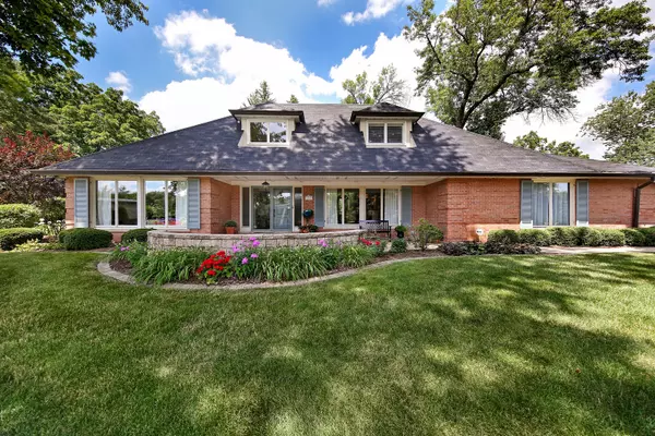 84 Baybrook LN, Oak Brook, IL 60523