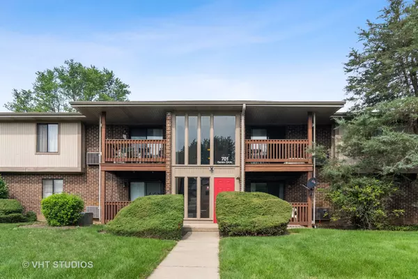 701 Garden CIR #4, Streamwood, IL 60107