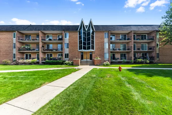 1004 N Mill ST #204, Naperville, IL 60563