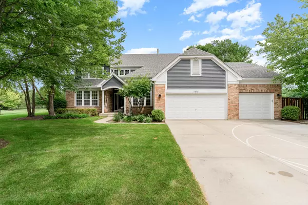 14482 Twin Lakes CT, Green Oaks, IL 60048