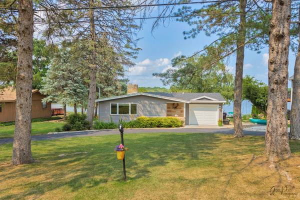 4136 W Lake Shore DR, Wonder Lake, IL 60097