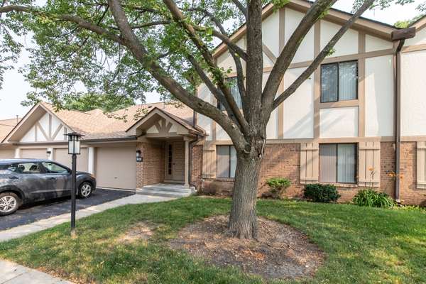 912 Knottingham DR #2B, Schaumburg, IL 60193