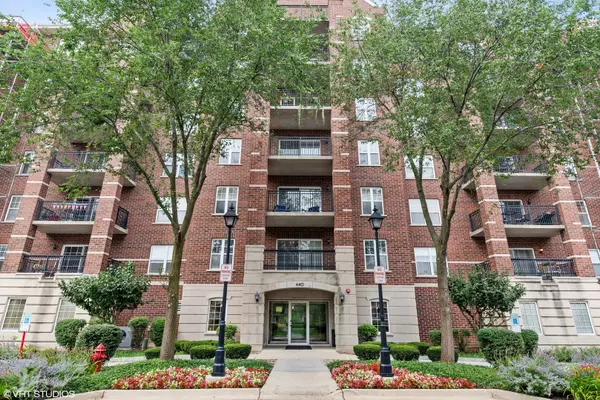 440 W Mahogany CT #405, Palatine, IL 60067