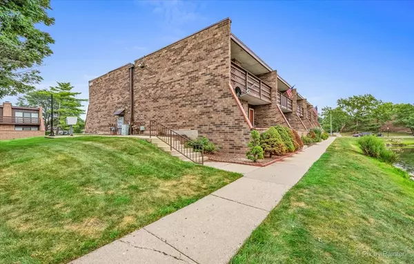 906 Kenneth CIR #906, Elgin, IL 60120