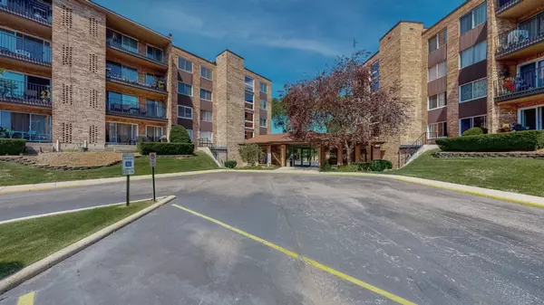 502 W Huntington Commons RD #136, Mount Prospect, IL 60056