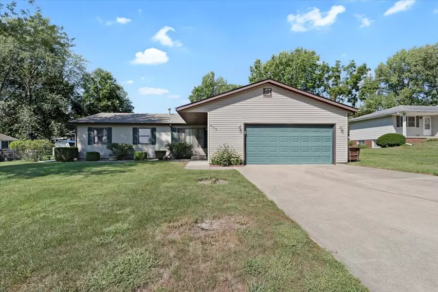 405 Weathering DR, Mahomet, IL 61853