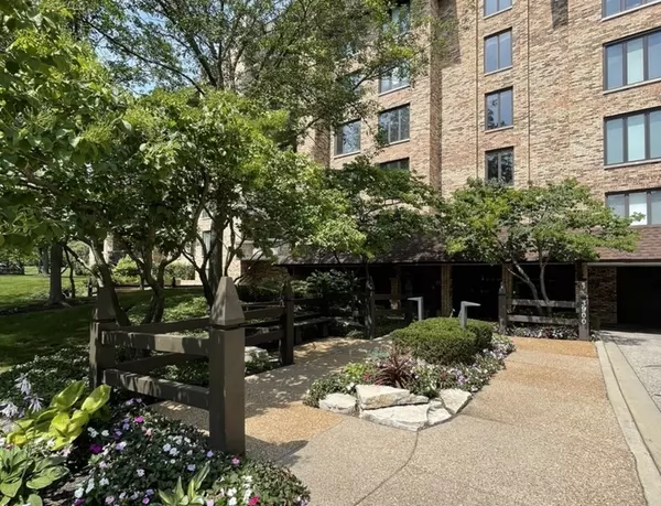 3900 Mission Hills RD #402, Northbrook, IL 60062