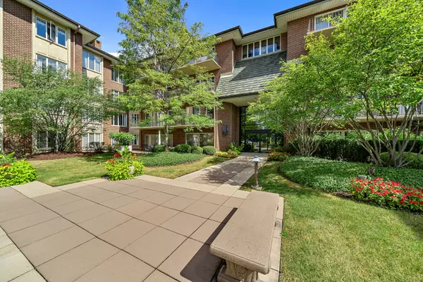 5 Oak Brook Club DR #N308, Oak Brook, IL 60523