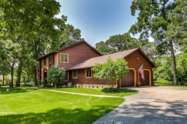 1 Wooded LN, Hawthorn Woods, IL 60047