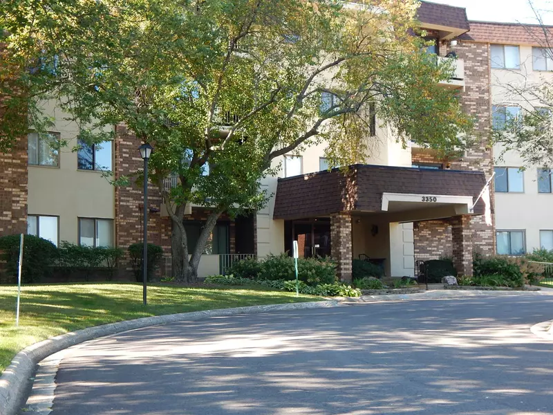 3350 N Carriageway DR #220, Arlington Heights, IL 60004