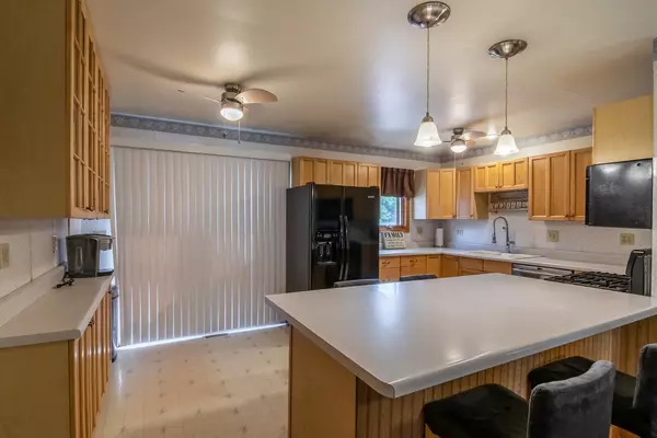 Lake In The Hills, IL 60156,1016 Maple ST
