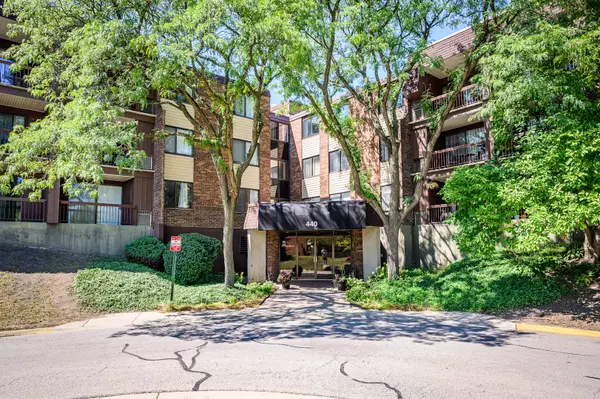 440 Raintree CT #3A, Glen Ellyn, IL 60137