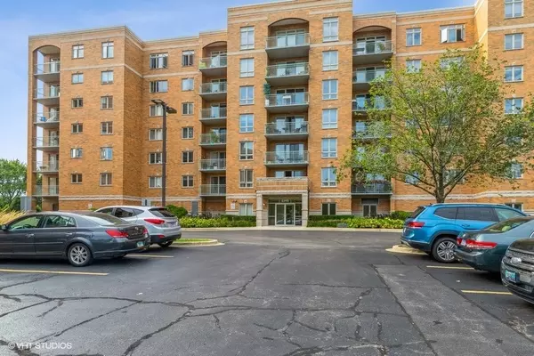 Niles, IL 60714,6815 Milwaukee AVE #408