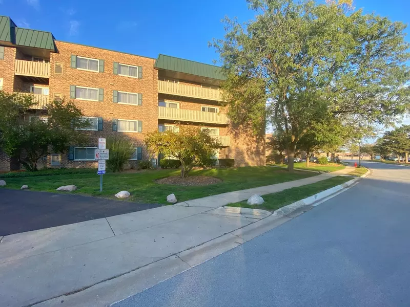 675 GROVE DR #210, Elk Grove Village, IL 60007