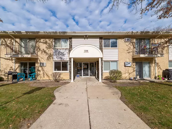 530 Chase DR #1, Clarendon Hills, IL 60514