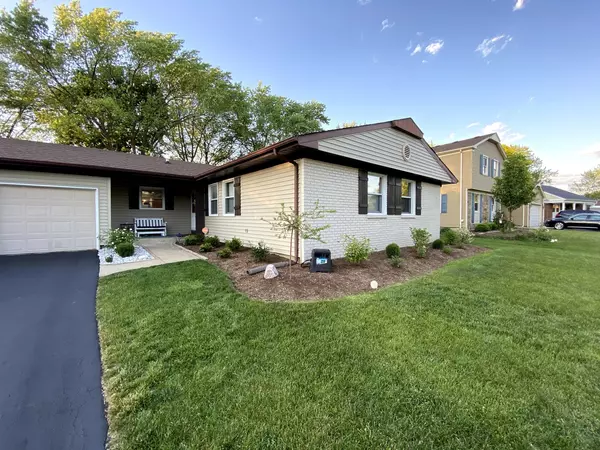 1041 Twisted Oak LN, Buffalo Grove, IL 60089