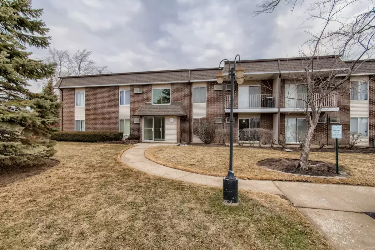 Buffalo Grove, IL 60089,972 Thornton LN #206