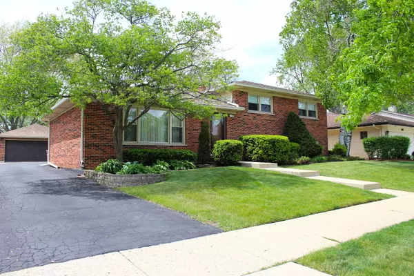 Arlington Heights, IL 60004,1406 N Mitchell AVE