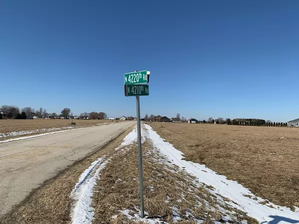 2447 N 4220th RD, Sheridan, IL 60551