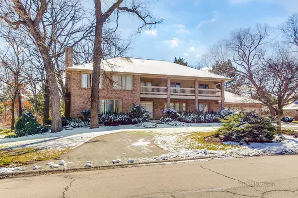 4 Cambridge DR, Oak Brook, IL 60523