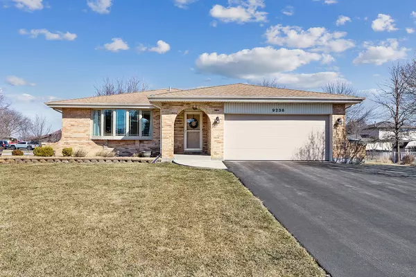 9238 Mayfair LN, Orland Park, IL 60462