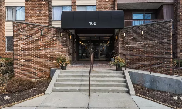 460 Raintree CT #2R, Glen Ellyn, IL 60137