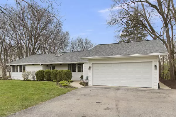 La Grange Highlands, IL 60525,924 Coronet LN