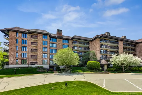 3801 MISSION HILLS RD #111, Northbrook, IL 60062