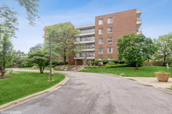 4100 Triumvera DR #204B, Glenview, IL 60025