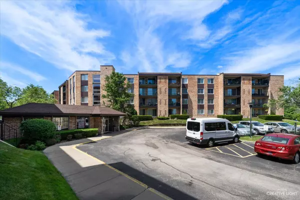 1101 S Hunt Club DR #303, Mount Prospect, IL 60056