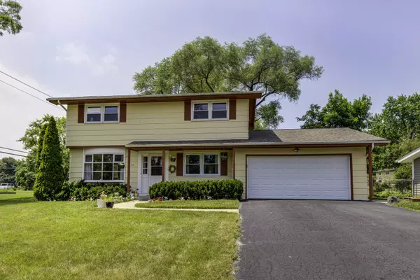 70 Orchard LN, Lindenhurst, IL 60046