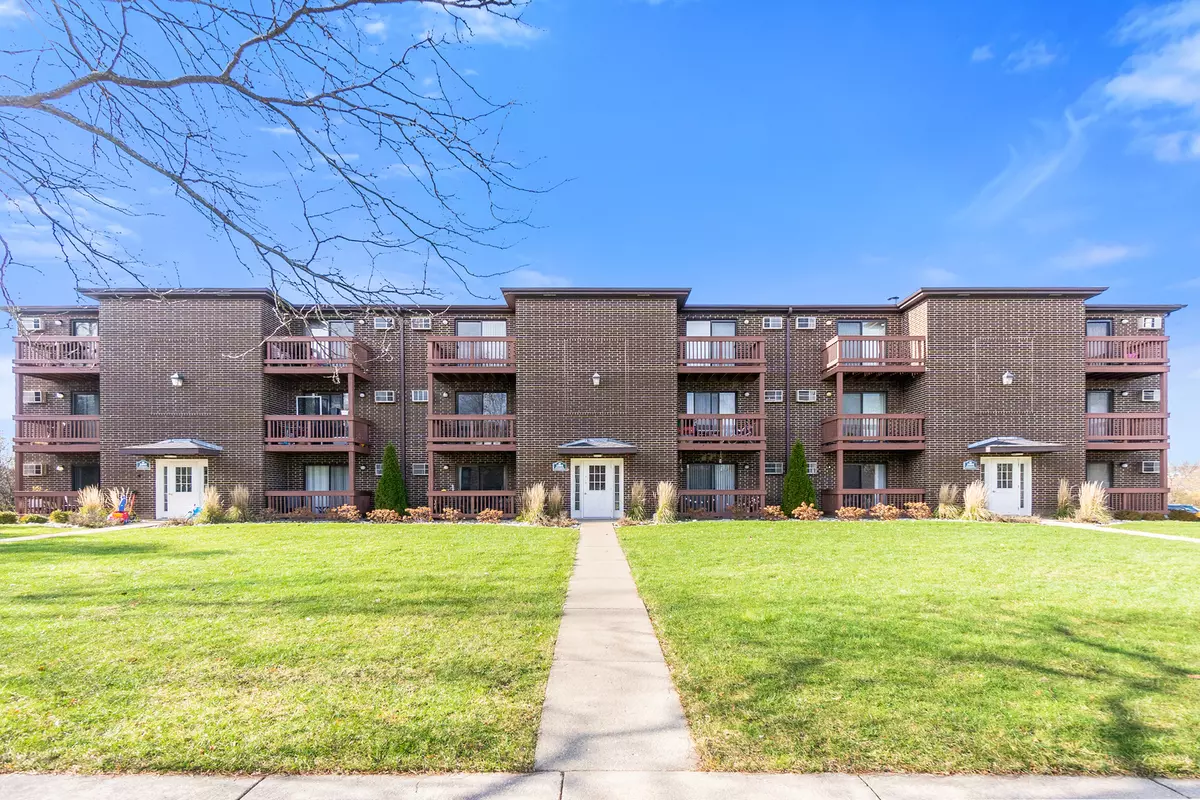 Glendale Heights, IL 60139,1004 Spruce ST #3A