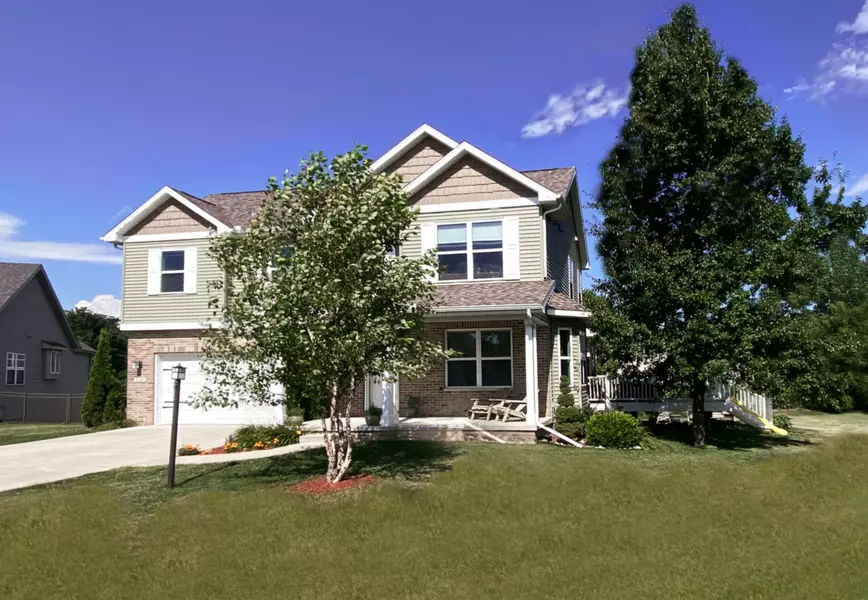 1203 Ashford CT, Mahomet, IL 61853