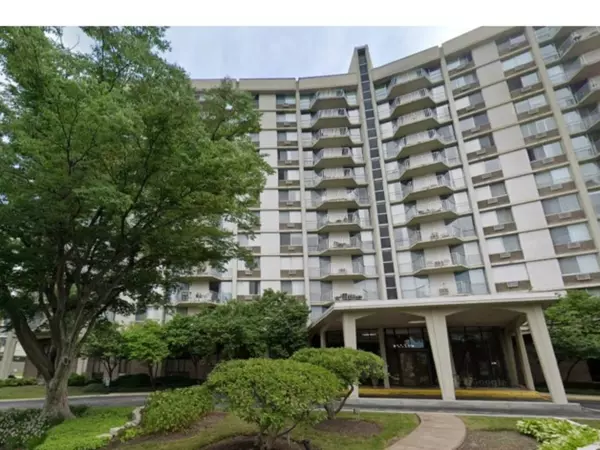 20 N TOWER RD #9J, Oak Brook, IL 60523