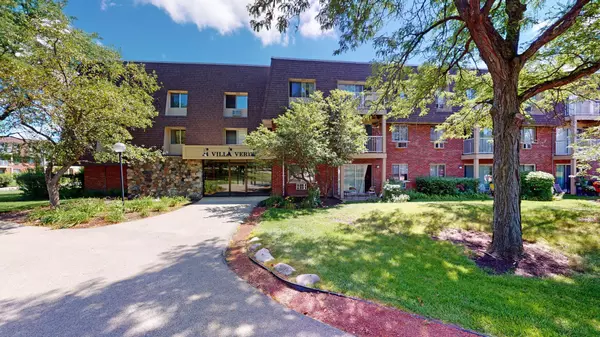 4 Villa Verde DR #220, Buffalo Grove, IL 60089