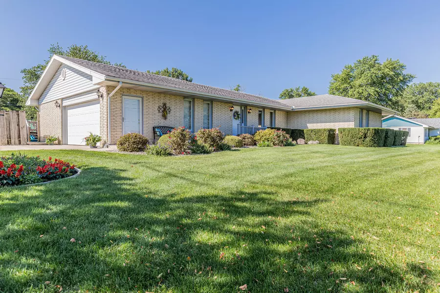 2017 Tin Cup RD, Mahomet, IL 61853