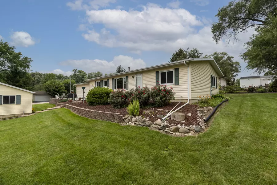 204 Hilltop AVE, Mchenry, IL 60050