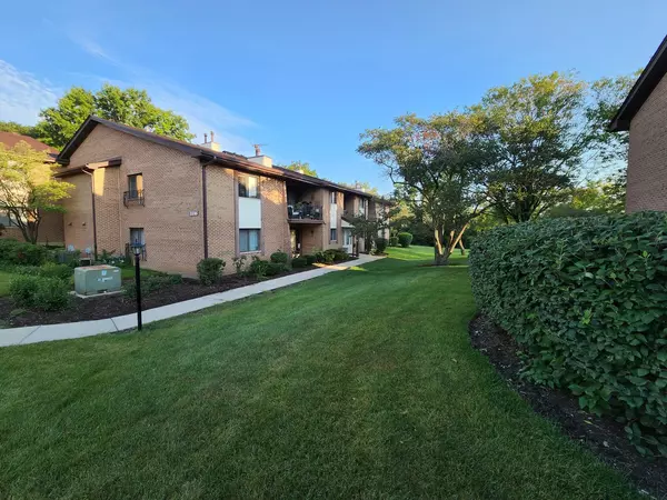 2216 Wharf DR #2002, Woodridge, IL 60517