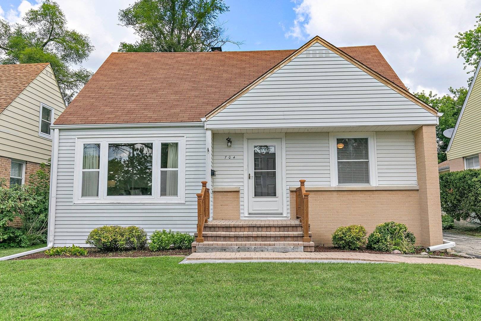 704 E Oakton ST, Arlington Heights, IL 60004