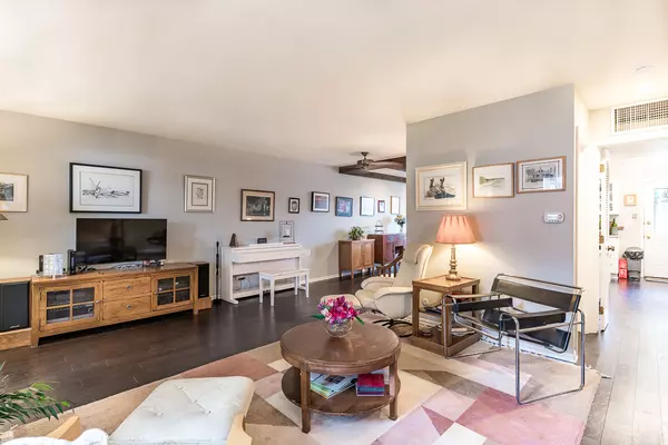 Glenview, IL 60025,1528 Pebblecreek DR