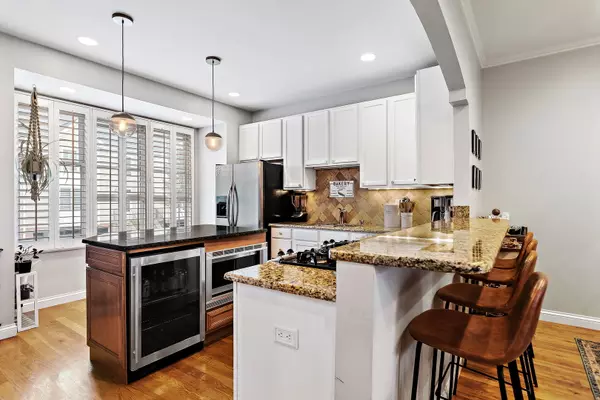 Palatine, IL 60067,244 N Village CT