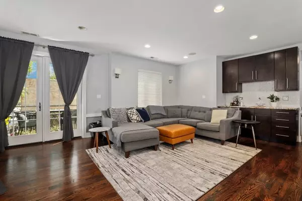 Chicago, IL 60618,3543 W Belmont AVE #2