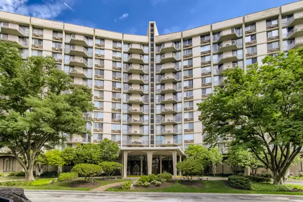 20 N Tower RD #12H, Oak Brook, IL 60523