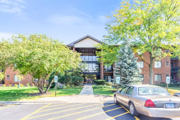 5703 S CASS AVE #113, Westmont, IL 60559