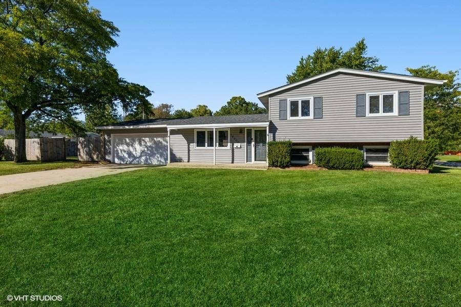 18300 W Lee CIR, Gurnee, IL 60031