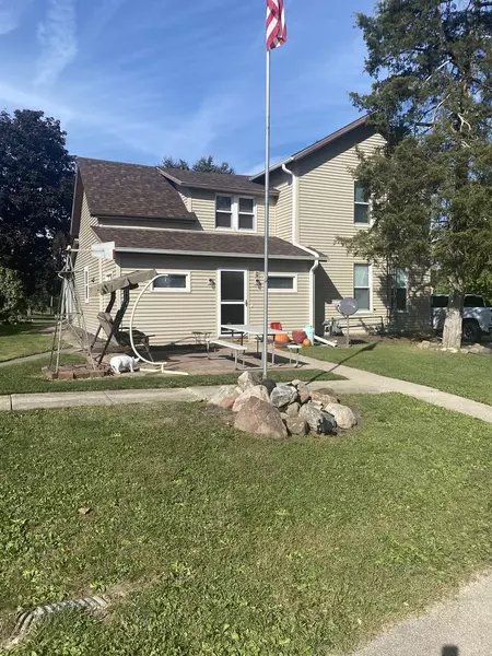 757 2nd ST, West Brooklyn, IL 61378