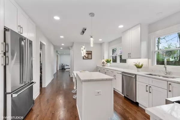 Glenview, IL 60025,912 E Glenwood RD