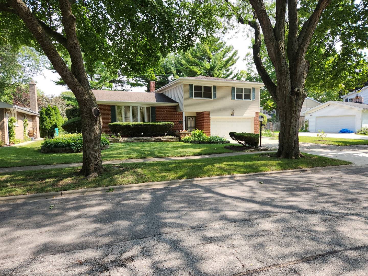 Arlington Heights, IL 60004,1032 E Viator CT