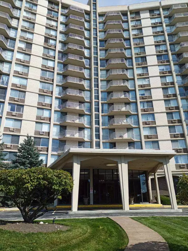 40 N Tower RD #3B, Oak Brook, IL 60523