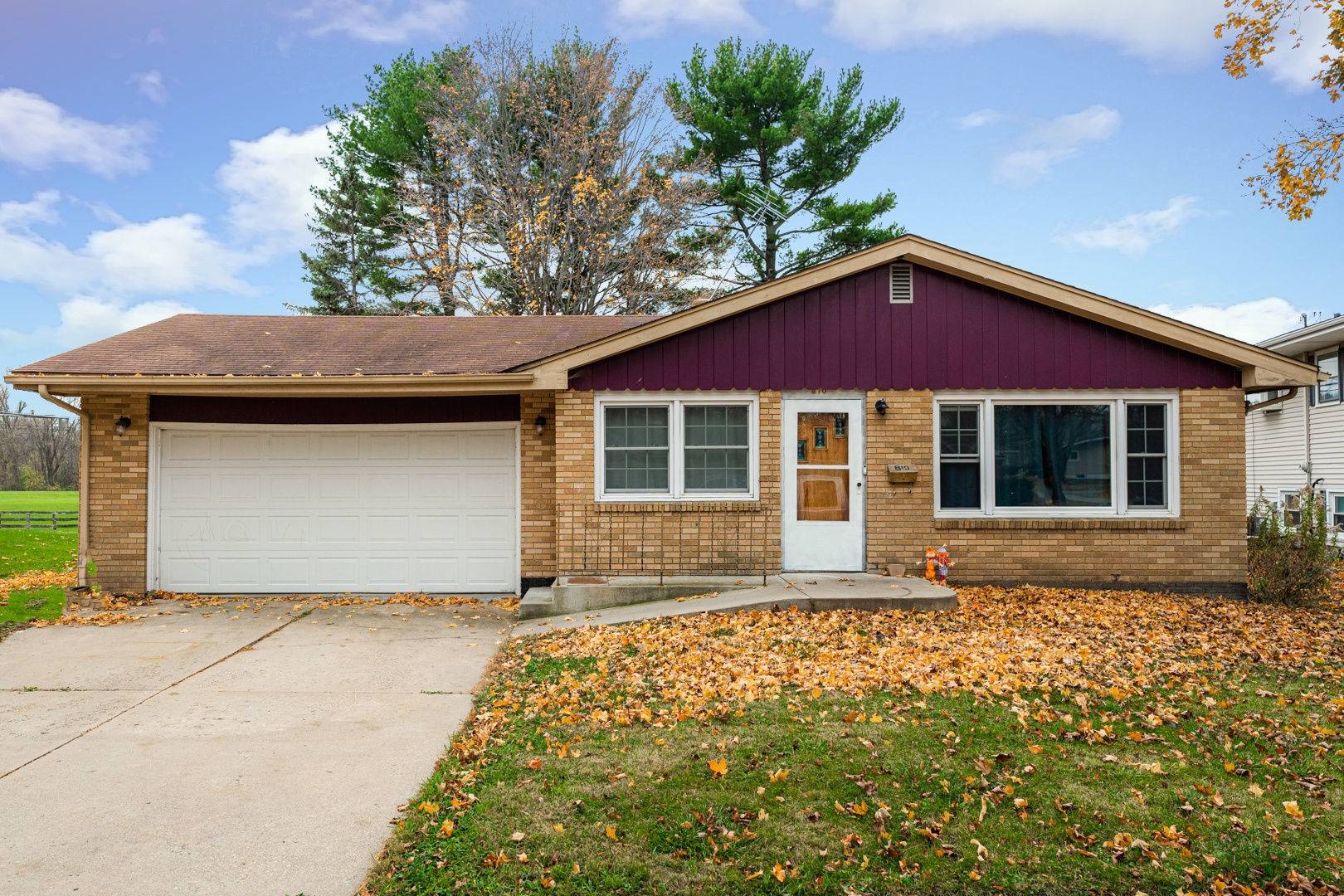 810 Sunnymeade TRL, Dekalb, IL 60115